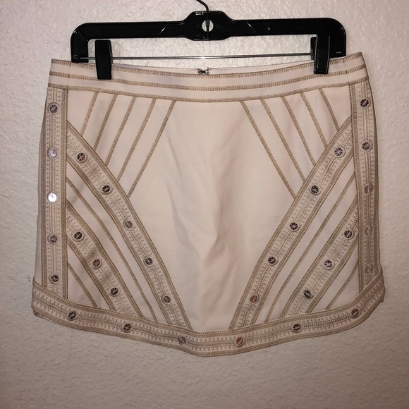 WHITE SKIRT WITH GOLD AND SLIVER DETAILING - Picture 1 of 2